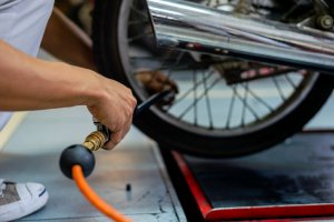 Setting the bead during a change of a motorcycle tire